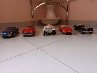 Collezione di macchinine giocattolo