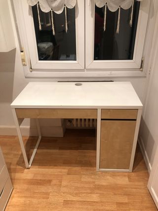 Escritorio blanco y madera en perfecto estado.