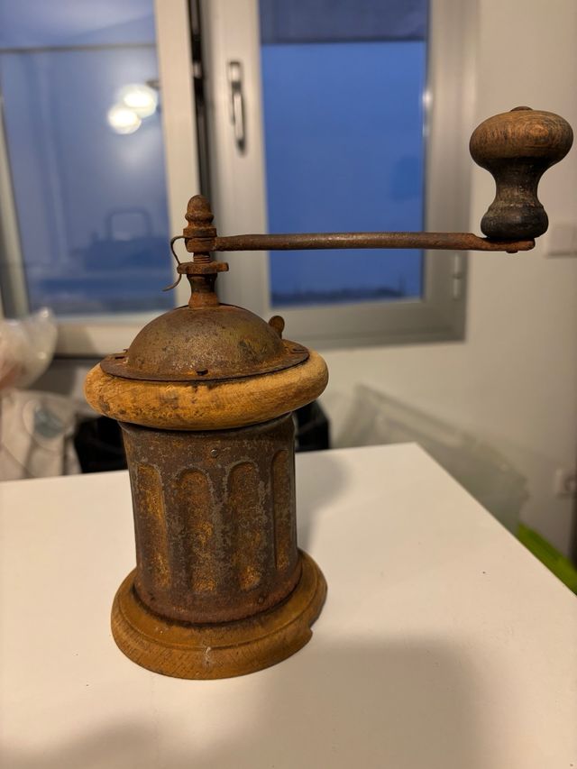 Molinillo de café antiguo de madera y metal