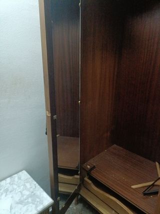 Armario, cabecero y cama a juego.