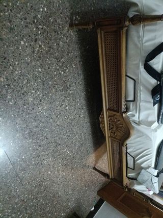 Armario, cabecero y cama a juego.