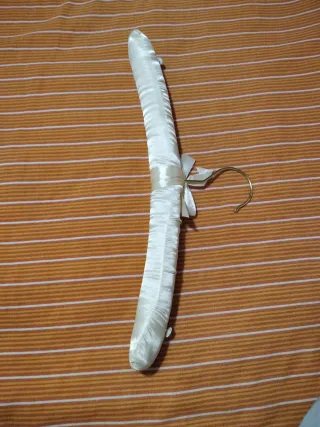 Percha acolchada de satén con gancho dorado