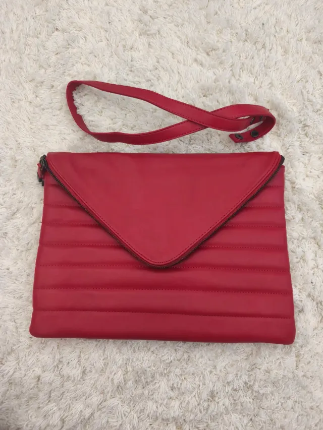 Bolso de mano rojo, puede ponérsele asa