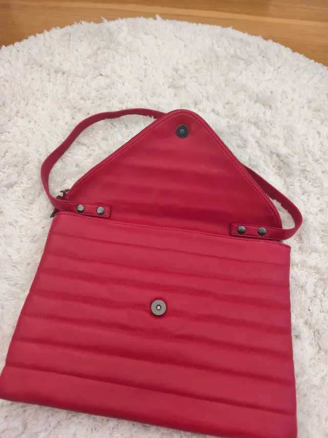 Bolso de mano rojo, puede ponérsele asa