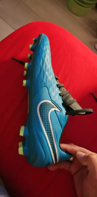 Zapatos de fútbol Nike azules y verdes