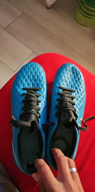 Zapatos de fútbol Nike azules y verdes