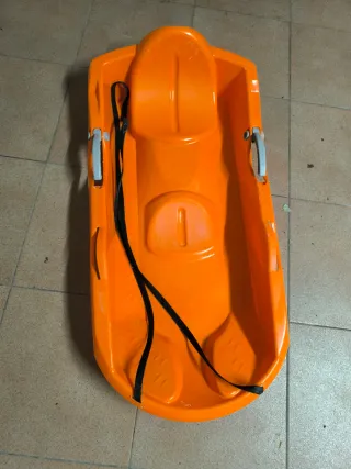 Trineo naranja para nieve