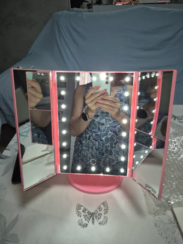 Specchio da trucco rosa con luci