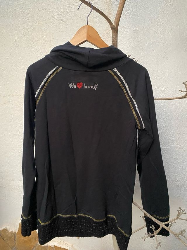 Jersey negro con corazón lentejuelas