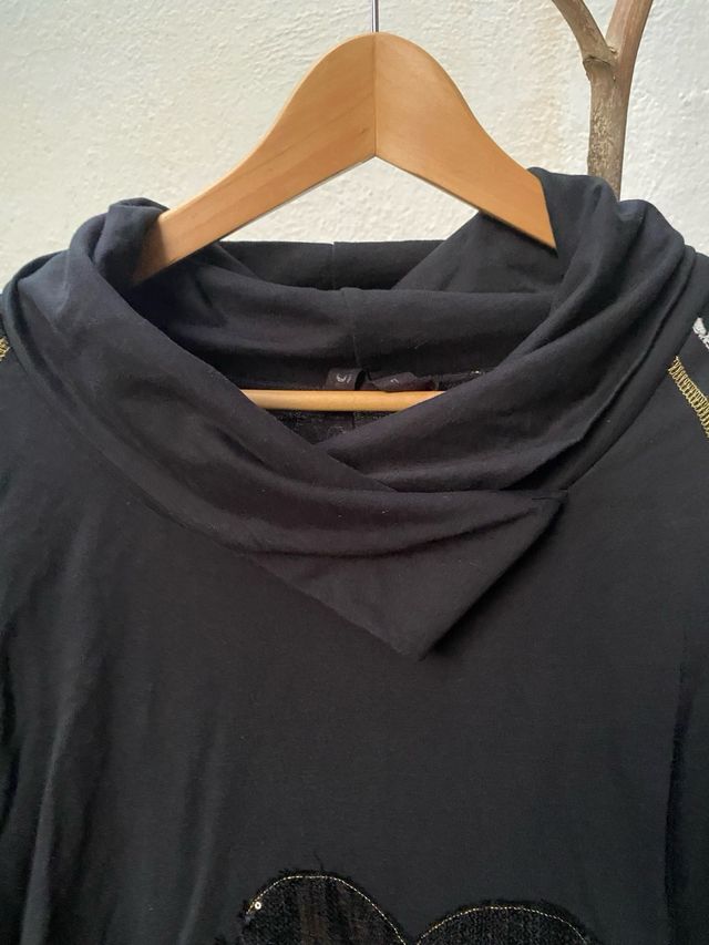 Jersey negro con corazón lentejuelas