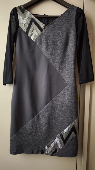 Abito grigio con paillettes e maniche in tulle