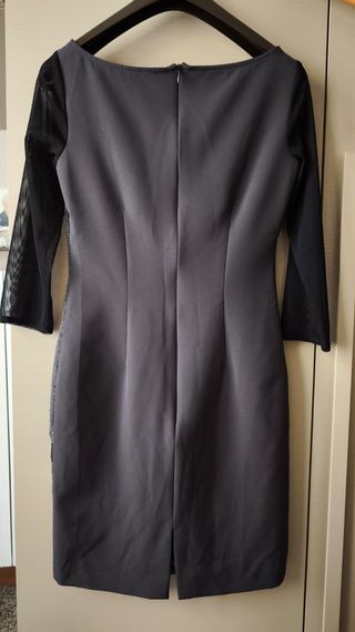 Abito grigio con paillettes e maniche in tulle