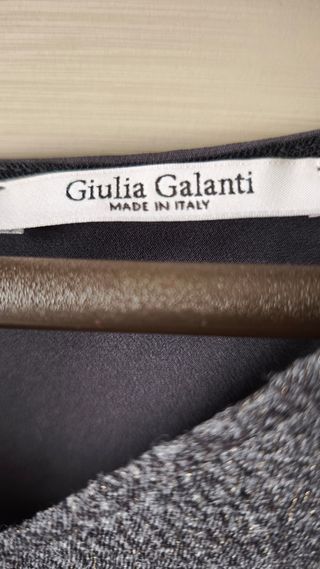 Abito grigio con paillettes e maniche in tulle