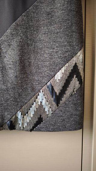 Abito grigio con paillettes e maniche in tulle