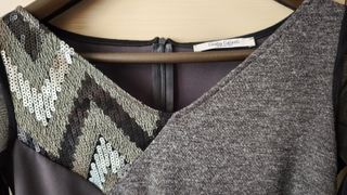 Abito grigio con paillettes e maniche in tulle