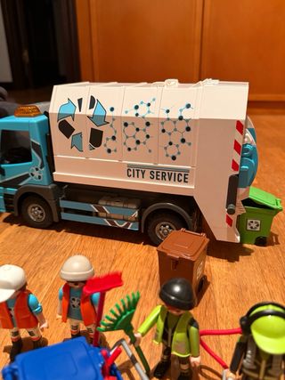 Camión de basura + equipo de limpieza