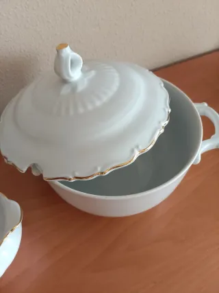 Sopera y salsera de porcelana dorada