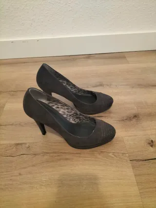 Zapatos de tacón grises para mujer