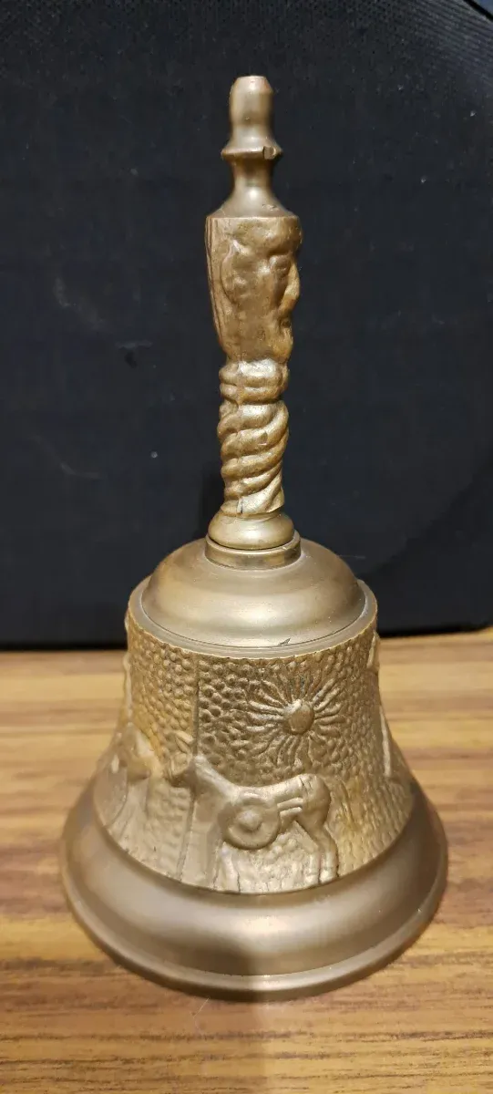 Campana in bronzo con figura e mulino