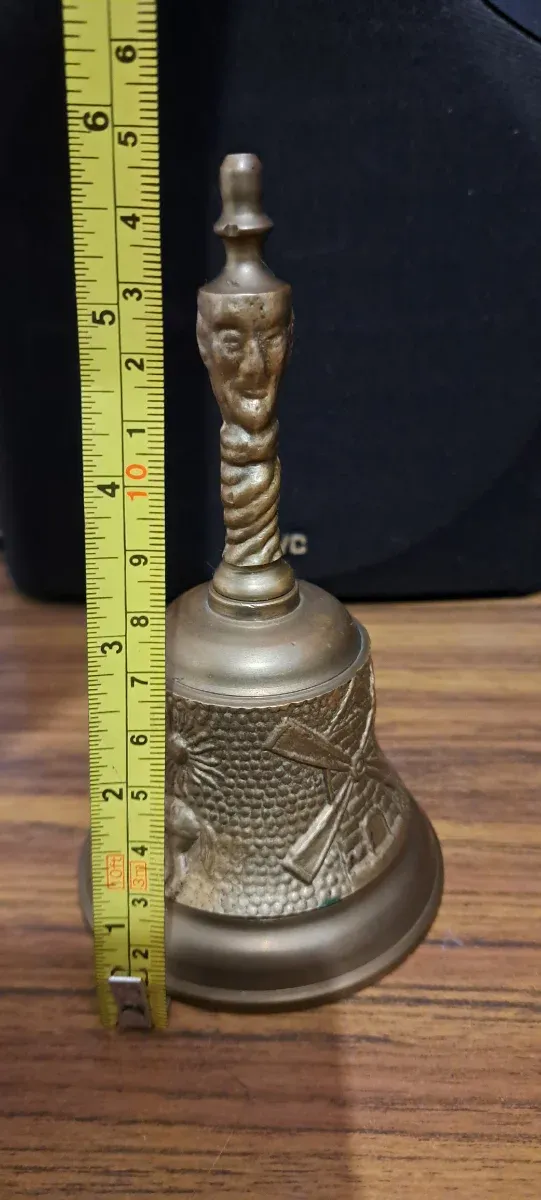 Campana in bronzo con figura e mulino