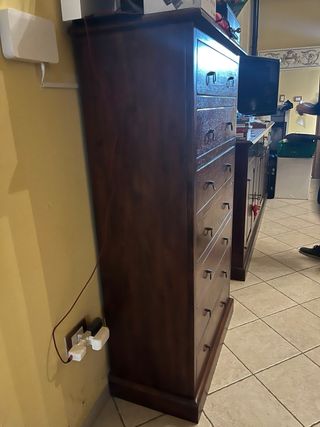 Cassettiera in legno scuro