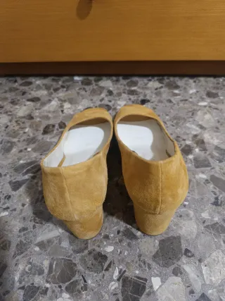 Zapatos de tacón Zara amarillos ante