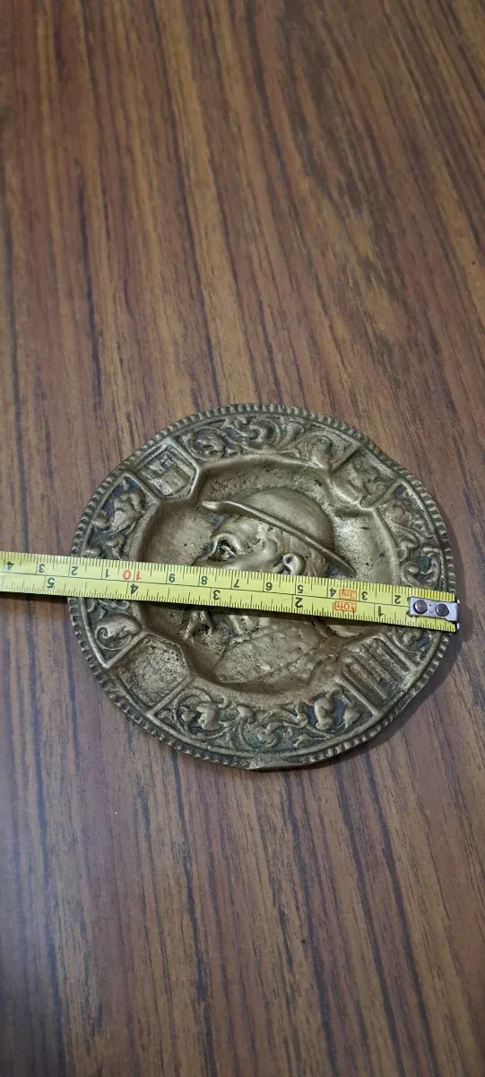 Posacenere in bronzo sbalzato