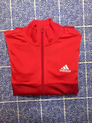 Chaqueta deportiva Adidas roja con cremallera