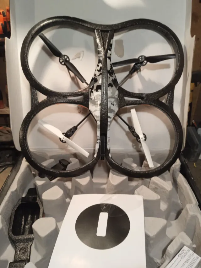 Dron Parrot AR.Drone 2.0 Elite Edition