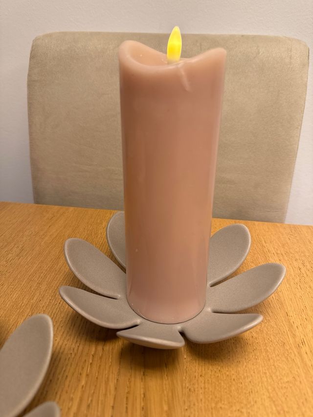 Portavelas flor con velas LED