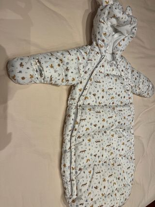 Saco de bebé con capucha y estampado