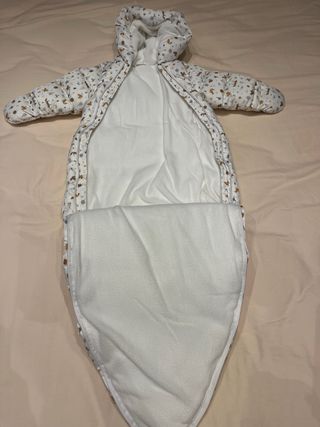 Saco de bebé con capucha y estampado