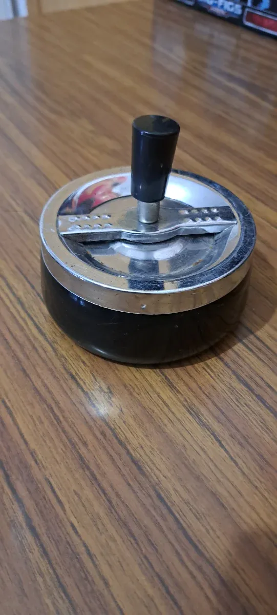 Posacenere girevole metallico e nero