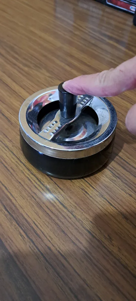 Posacenere girevole metallico e nero