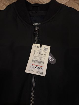 Chaqueta bomber Pull and Bear negra.
Nueva.