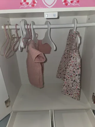 Armario de madera para guardar ropita muñecas