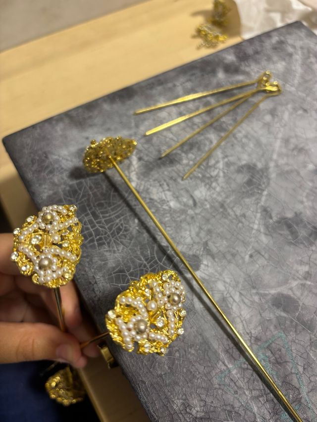 Pinchos para moños dorados