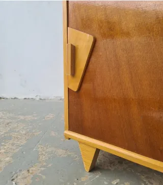 Mesita de noche de haya. Francia 60s.