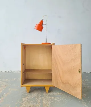 Mesita de noche de haya. Francia 60s.