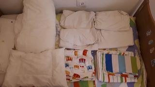 Cuna IKEA DIKTAD marrón + sábanas