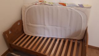 Cuna IKEA DIKTAD marrón + sábanas