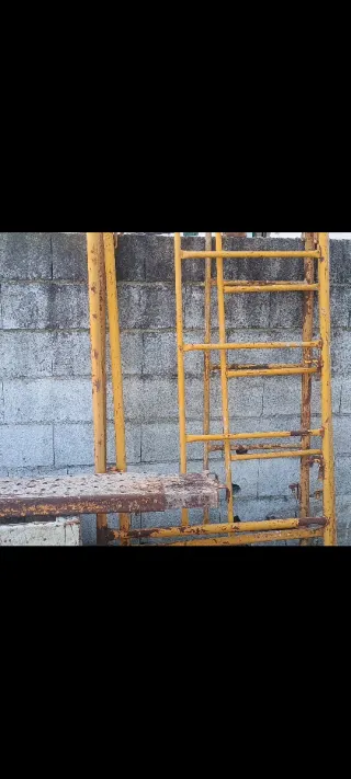 Andamio metálico amarillo