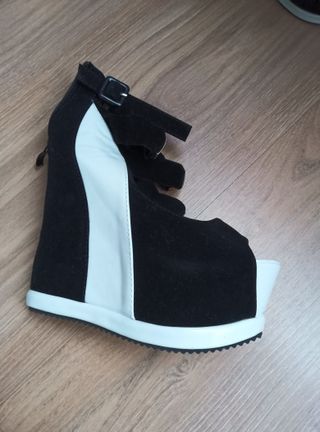Zapatos de cuña negros y blancos