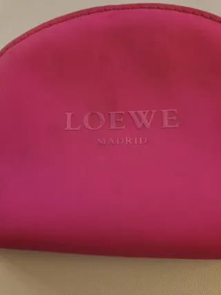 Neceser Loewe fucsia para cosméticos 