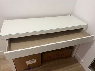Mesa tocador blanca con superficie de cristal