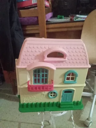Casa de juguete para niños donde jugar con muñecos