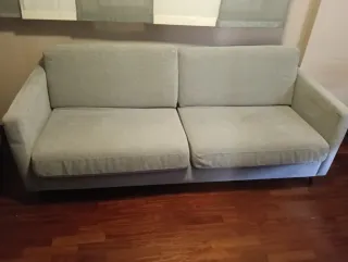 Sofá de tela beige y gris