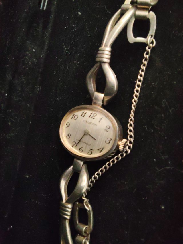 Reloj de plata con cadena
