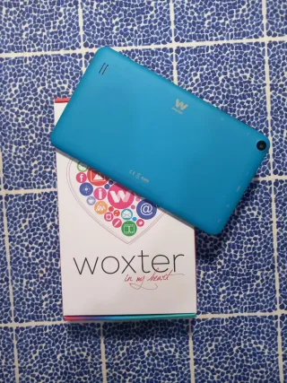Tablet Woxter azul, con cargador, caja y funda