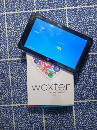 Tablet Woxter azul, con cargador, caja y funda
